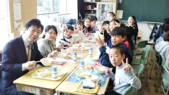 28日 名古屋コーチンを使ったひきずりの学校給食試食