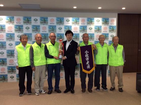 とみづか老人クラブ 愛知県グラウンドゴルフ大会優勝報告の様子