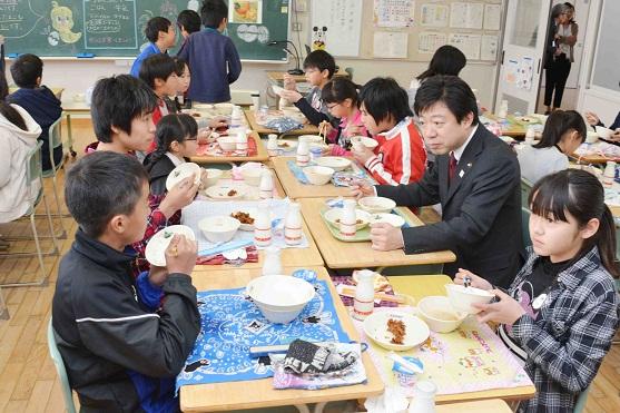 名古屋コーチンメニュー学校給食の様子の写真