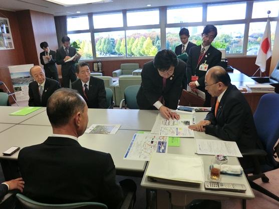 根本幸典国土交通大臣政務官へ 名濃バイパス・中江川要望活動の様子の写真