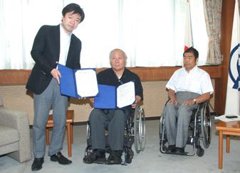 障がい者就労支援施設の整備に関する覚書の締結の様子の写真