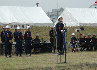 水防訓練で講評する市長の写真