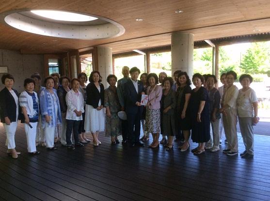 商工会議所女性会防犯カメラ寄贈の様子の写真