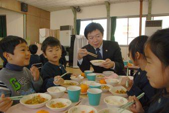 給食の様子の写真