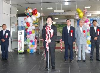 小牧駅前観光案内所開所式でのあいさつの様子の写真