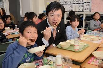 学校給食「コーチンつくね」の様子