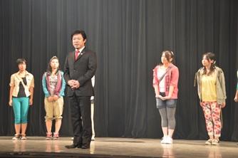 市長が市民劇に出演している様子の写真