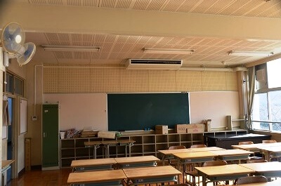 エアコンが設置された教室の画像