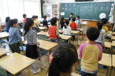 教室で起立する児童たち
