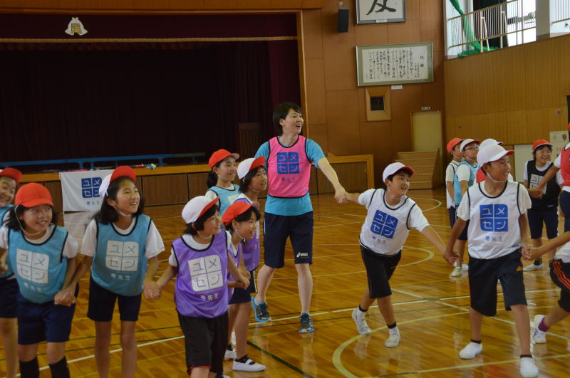 元シドニー五輪競泳日本代表萩原智子さんが夢先生として体育館で児童たちと体育の授業する様子