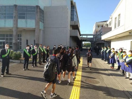 28日 笑顔でさきがけあいさつ運動(小牧中学校)