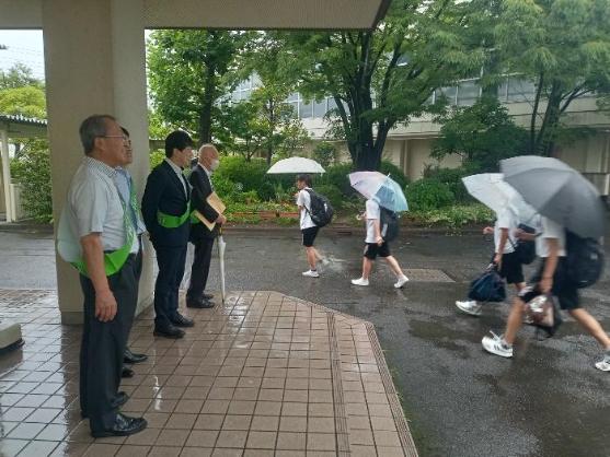28日 笑顔で さきがけ あいさつ運動
