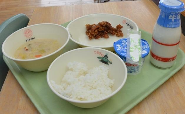 給食 名古屋コーチンと大豆のごまがらめの写真