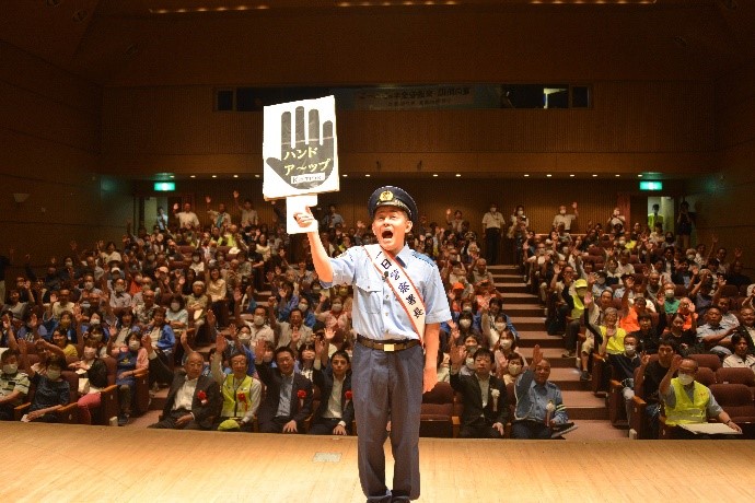 一日警察署長を務めた井戸田潤さん