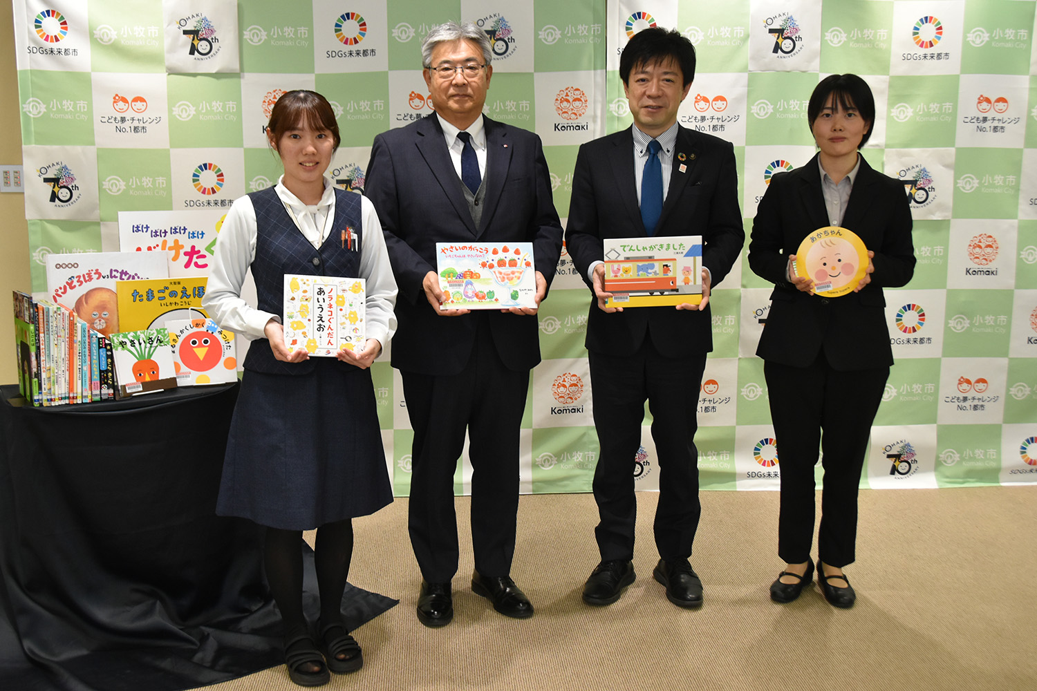 東春信用金庫から絵本を寄贈していただいている様子