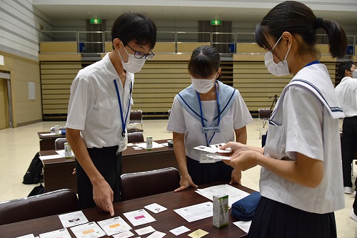 カードゲーム中の様子