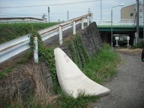 （写真）道路脇に布団が投棄されている、不法投棄現場の様子