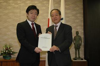 山下市長と武長委員長が外部評価結果報告書を両手で持っている写真