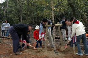 記念植樹の様子1