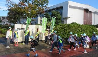 桃ケ丘小学校あいさつ運動の様子