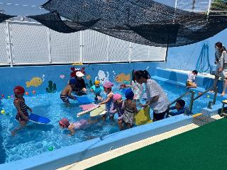 保育士体験の水泳のようす