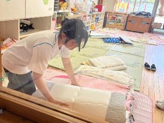 保育士体験の昼寝準備のようす