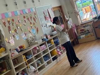 保育士体験の絵本読み聞かせのようす