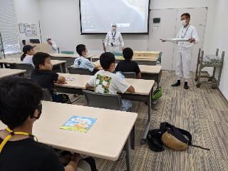 エースベーカリーの見学のようす