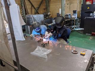 千成工業の溶接体験のようす