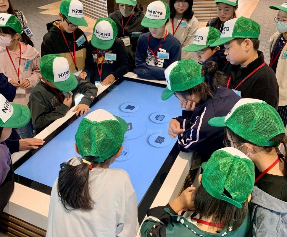 ショールームの見学の様子