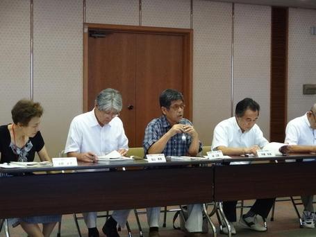 第13回地域協議会市民会議の冒頭で事務局が委員の交代について報告している様子の写真