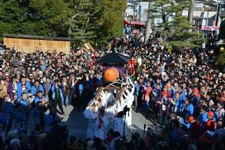 田縣神社豊年祭の御輿行列（お練り）の写真