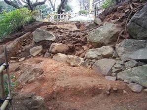 F区 主郭(曲輪001)西側斜面の石垣の写真