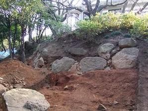 C区 主郭(曲輪001)西側斜面の石垣の写真