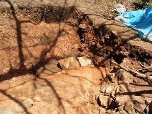 G区 主郭(曲輪001)南側斜面石垣 岩盤の前面に築かれた石垣の写真
