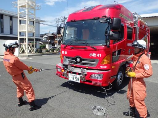 救助工作車のウインチを確認する隊員の写真