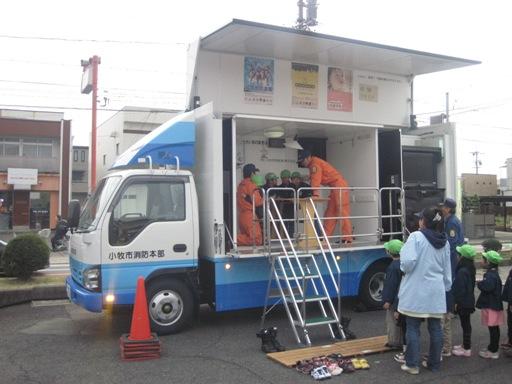 保育園児が起震車を体験している写真