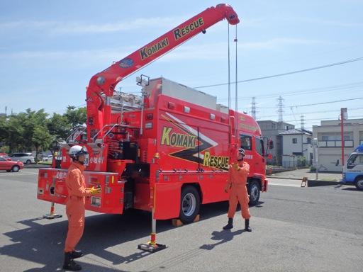 救助工作車のクレーンを操作する隊員の写真