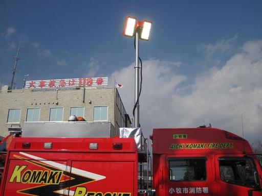 救助工作車の照明設備が車両上部に伸びて点灯している写真