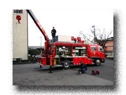 消防車のはしごを伸ばしている写真