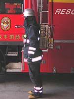 背負器を背負った消防士の写真
