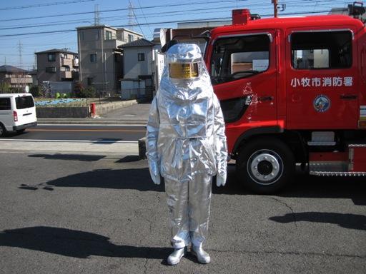 耐熱服を着て立つ消防士の写真