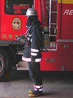 空気呼吸器を付けた消防士の写真
