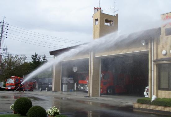 消防署の前で放水している写真