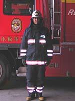 火災出動時の服装をした消防士の写真