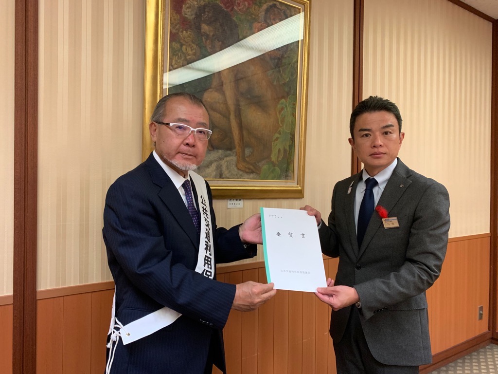 愛知県へ要望書を渡す会長