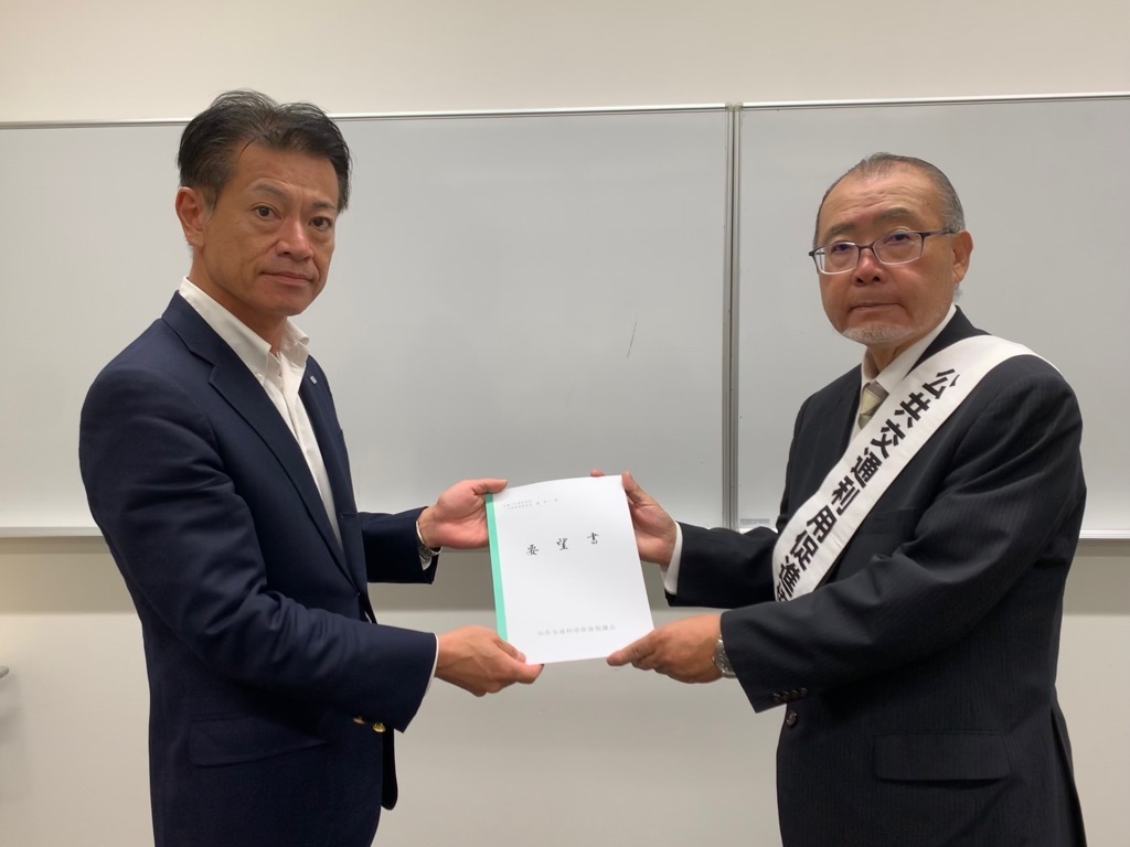 名鉄バス株式会社へ要望書を渡す会長