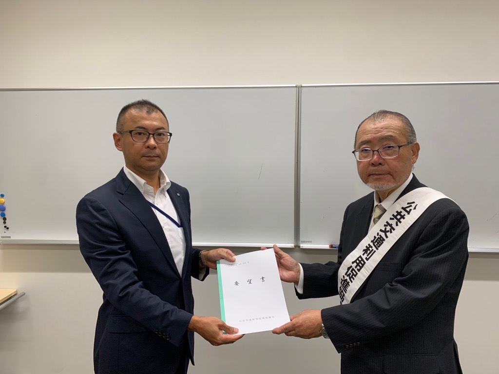 名古屋鉄道株式会社へ要望書を渡す会長