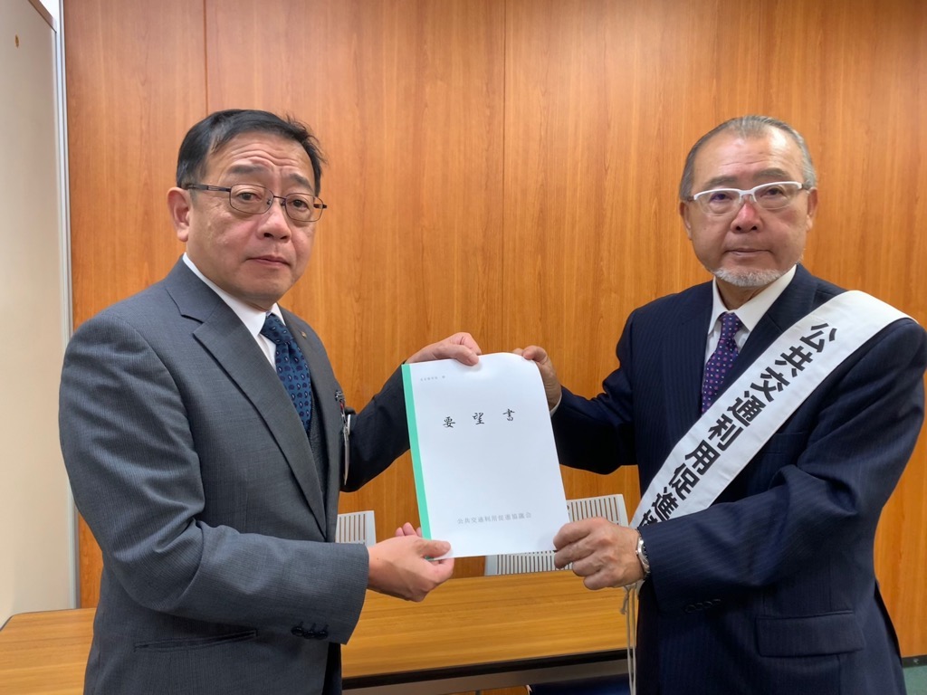 名古屋市へ要望書を手渡す会長