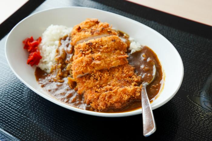 700円で販売しているカツカレーの画像